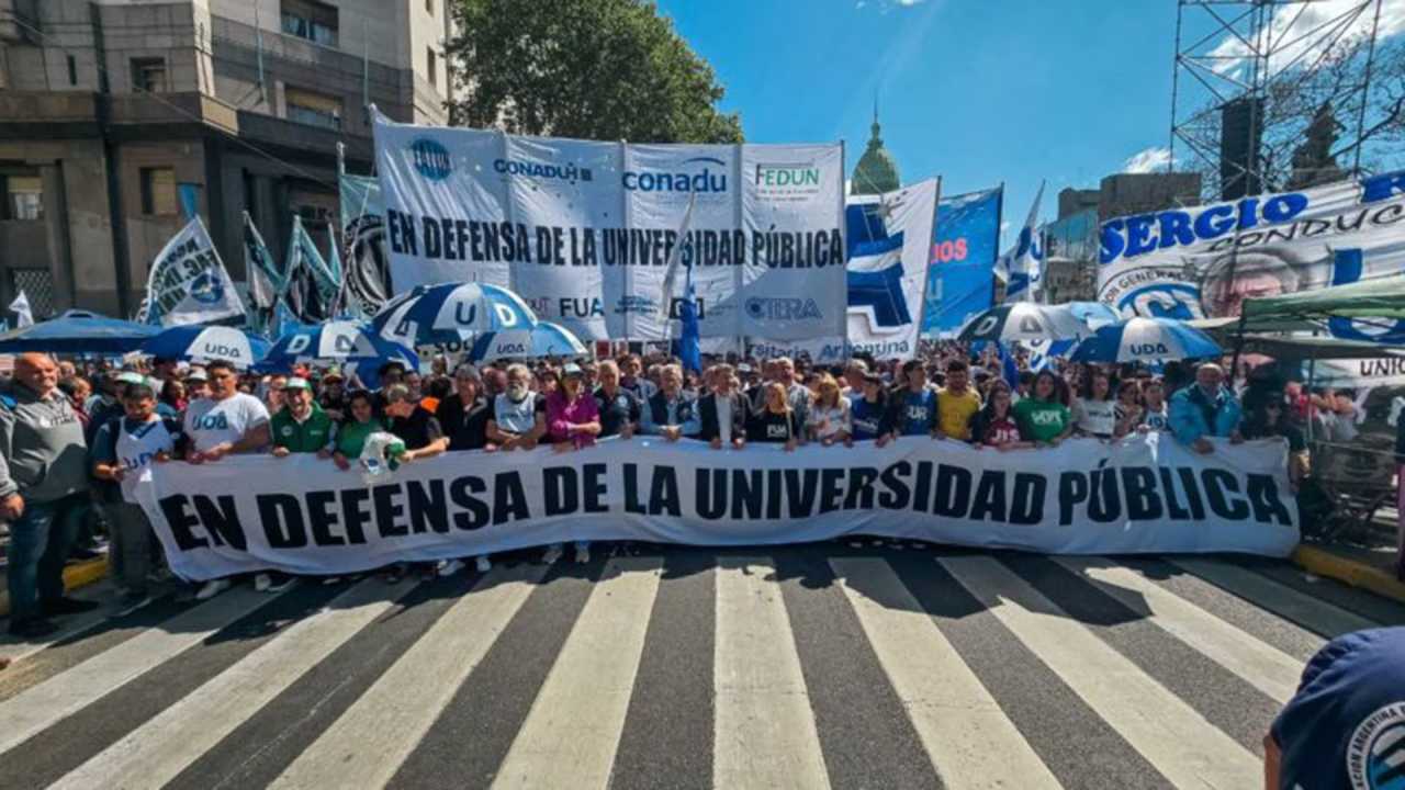 Docentes universitarios paran por 48 horas y marchan en todo el país