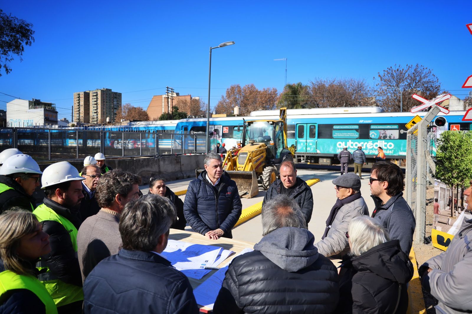 Avanza el nuevo paso bajo nivel del tren Sarmiento