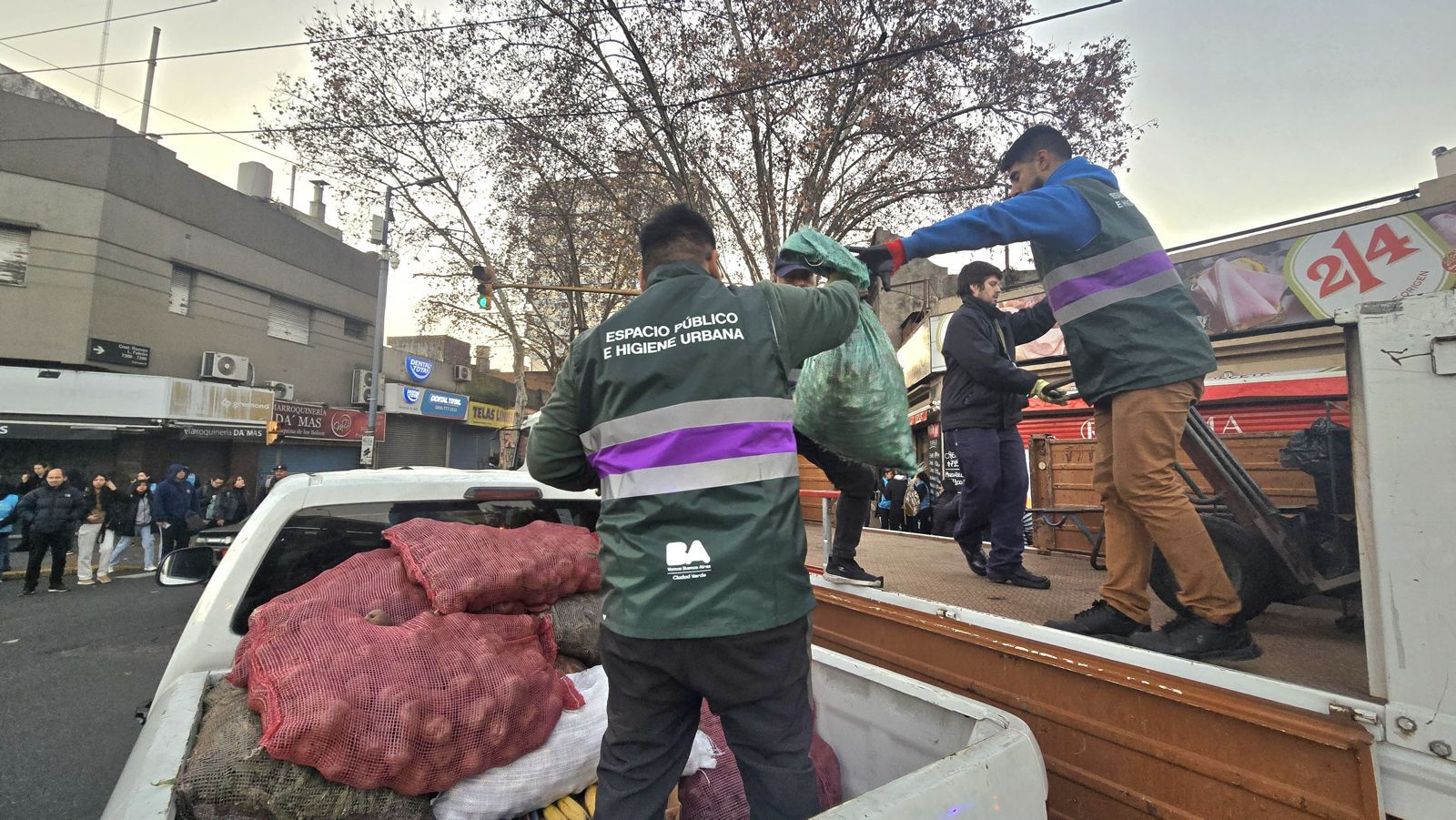 Liniers: operativo de la Ciudad para desalojar manteros