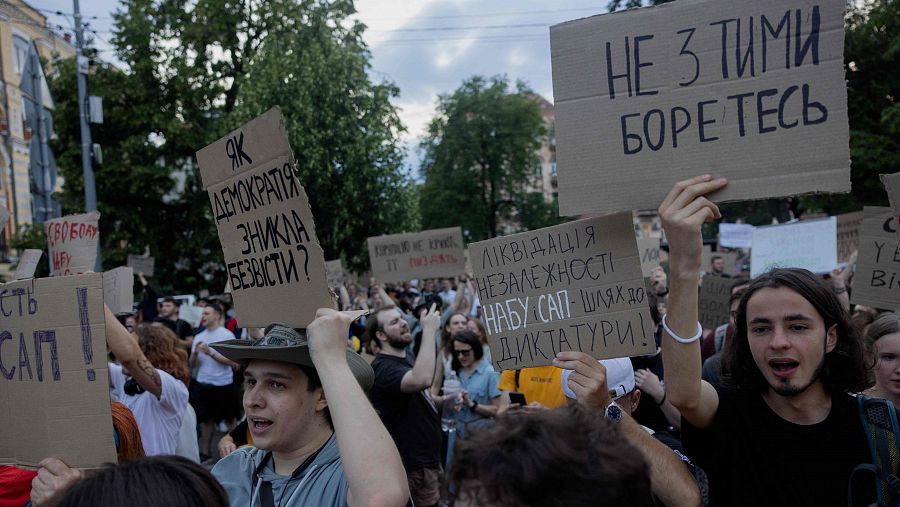 Masivas manifestaciones desafían el liderazgo de Zelensky