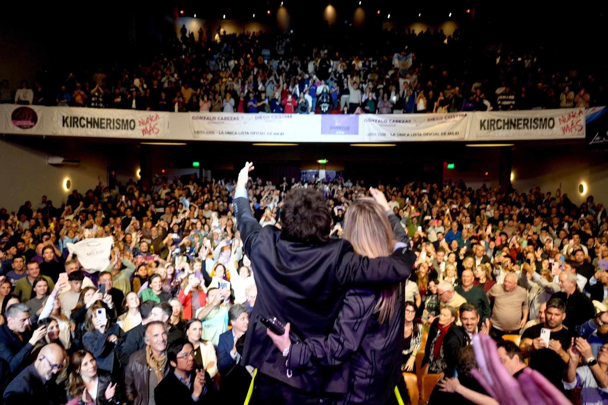 Los Milei de campaña en Junín: "Les estamos afanando los choreos"