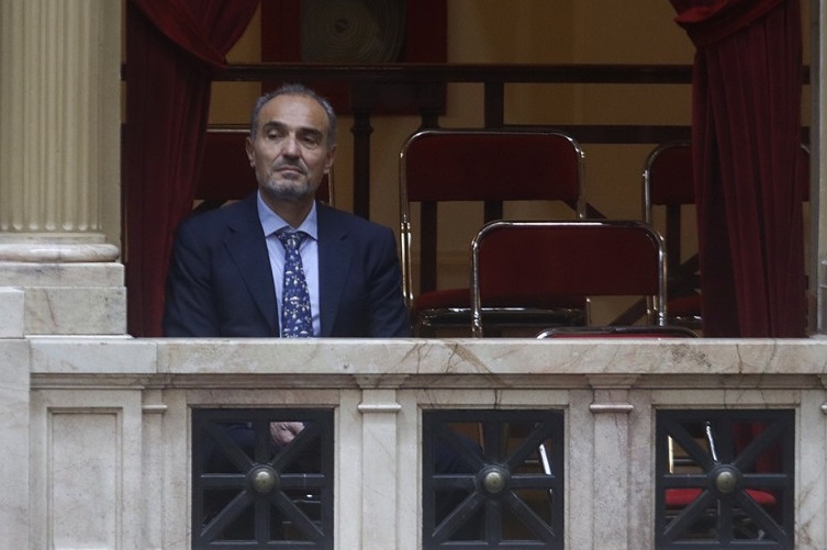 "Lule" Menem negocia garantías para su salida pero es difícil dárselas