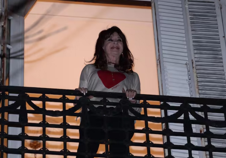 Cristina festejó en el balcón y criticó a Milei: "Salí de la burbuja, hermano"