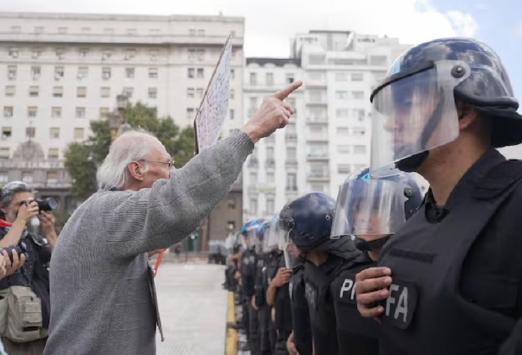 Gases y bastonazos: Bullrich ordenó otro operativo contra los jubilados