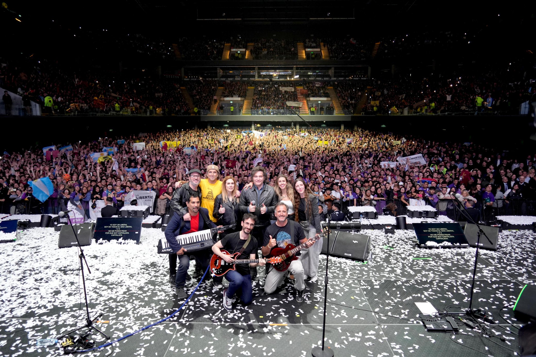 Milei se refugia en el espectáculo mientras el Gobierno se desmorona