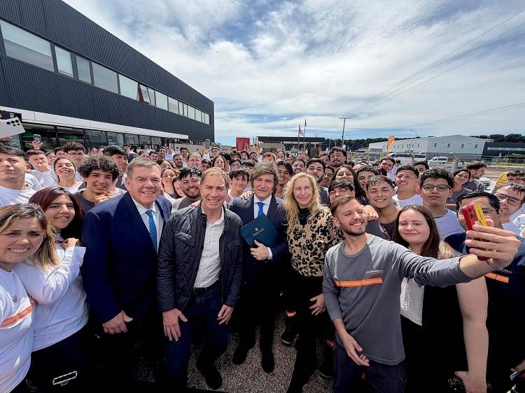 Milei se pega a Santilli para intentar remontar la elección en PBA