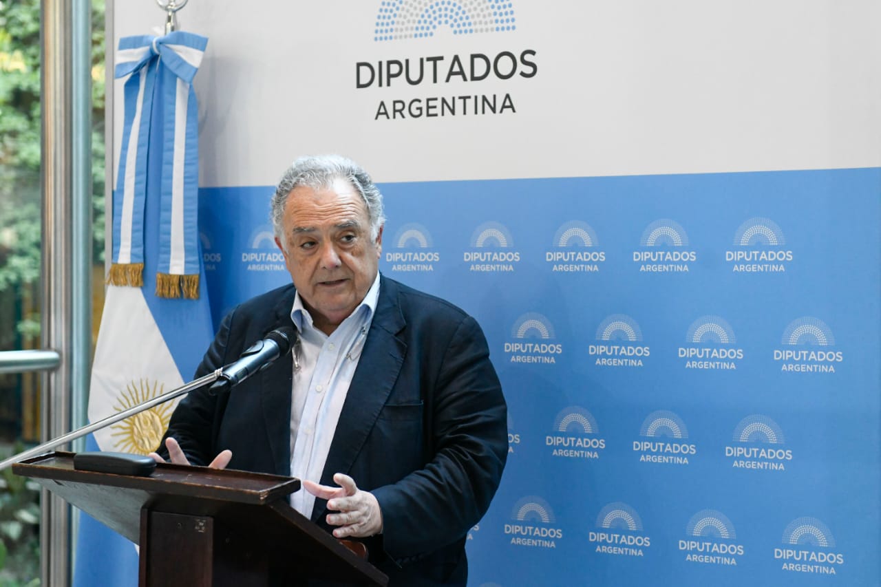 Valdés inauguró una muestra sobre las lenguas de los pueblos originarios