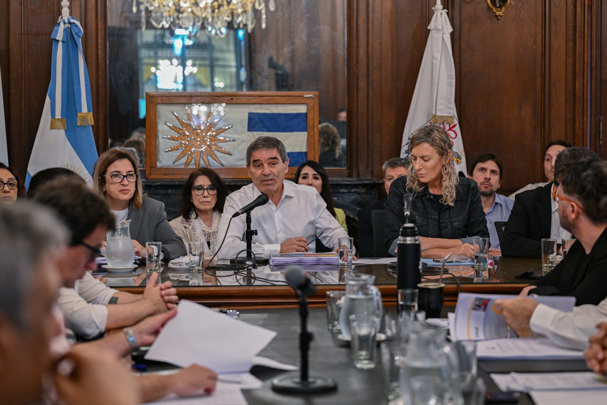 Quirós visitó la Legislatura para presentar el Plan de Salud 2026 