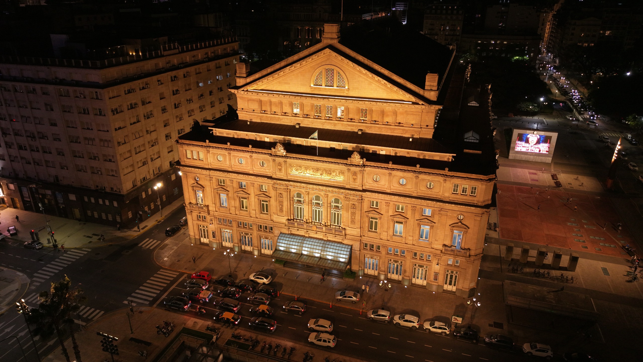 El Colón se ilumina: estrena proyectores LED para su fachada