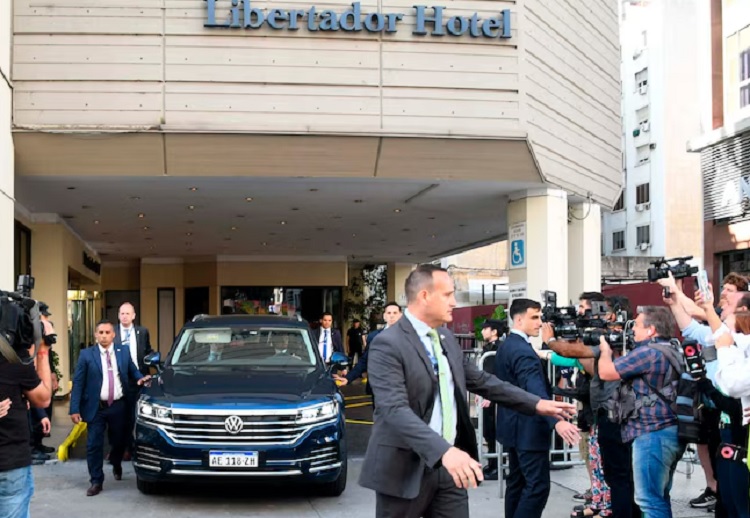 La espera libertaria: Milei en el búnker y clima de entusiasmo