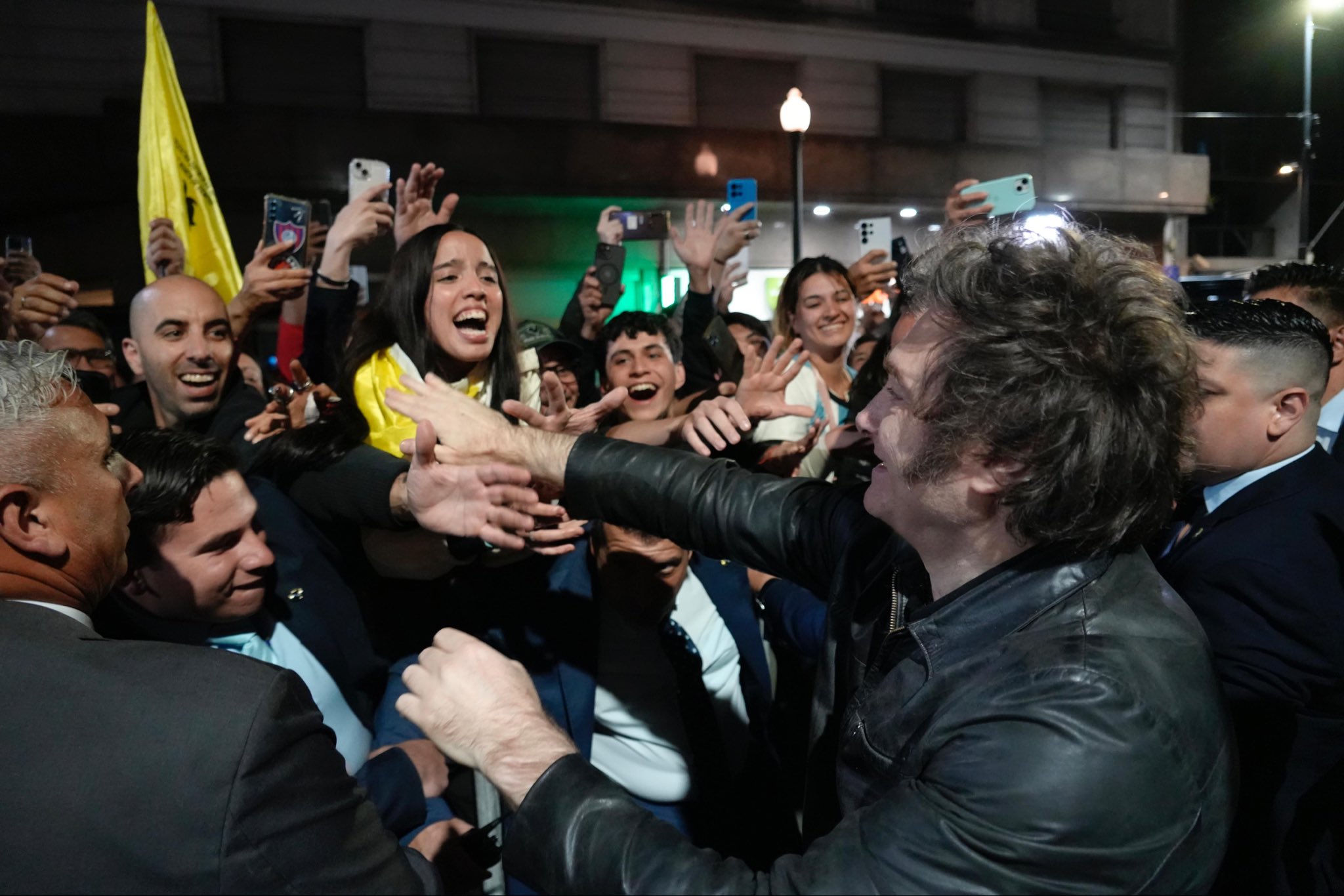 La ola violeta: LLA ganó en 15 provincias y principales distritos