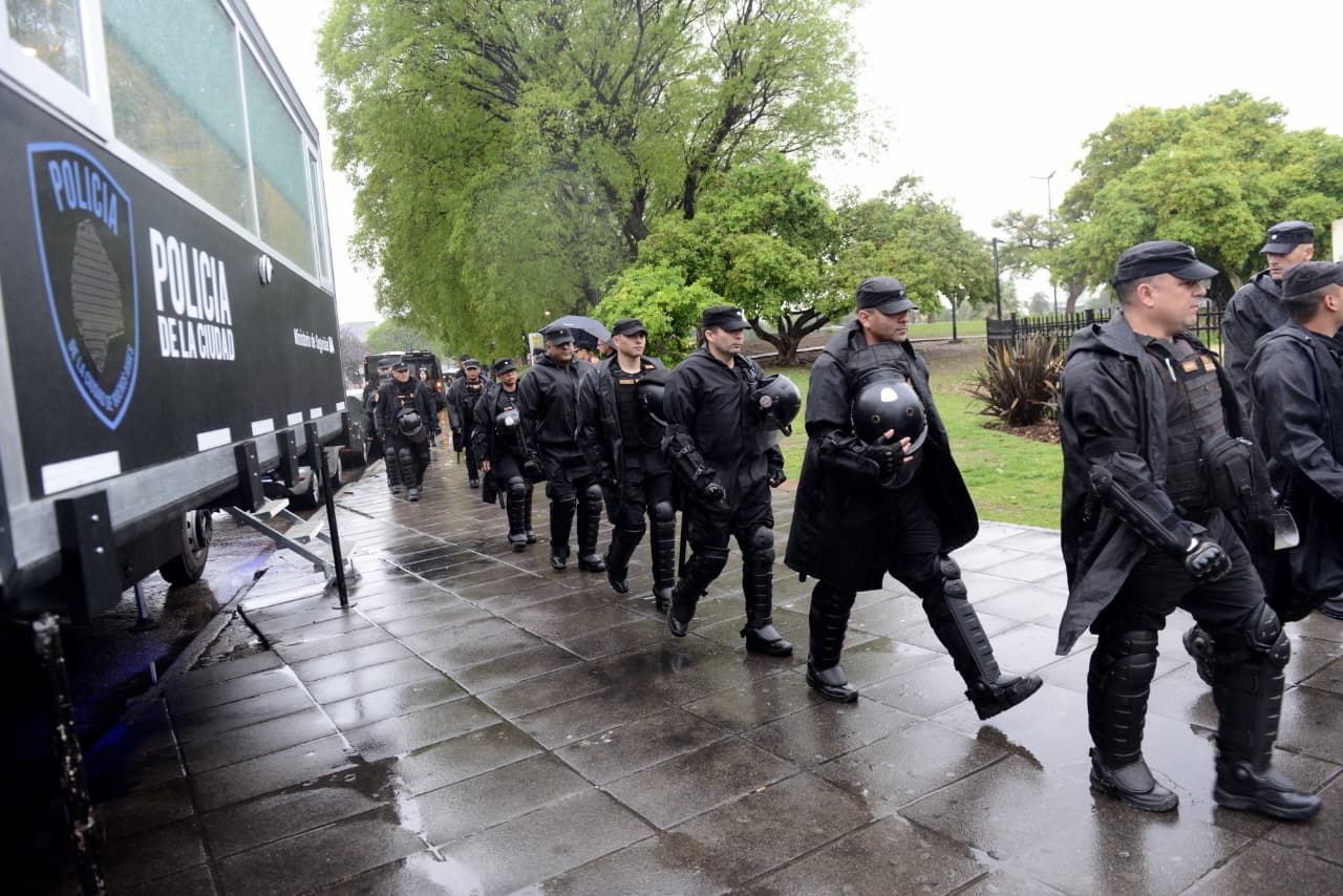 Desalojo de manteros en Parque Alberdi y la avenida Lisandro de la Torre