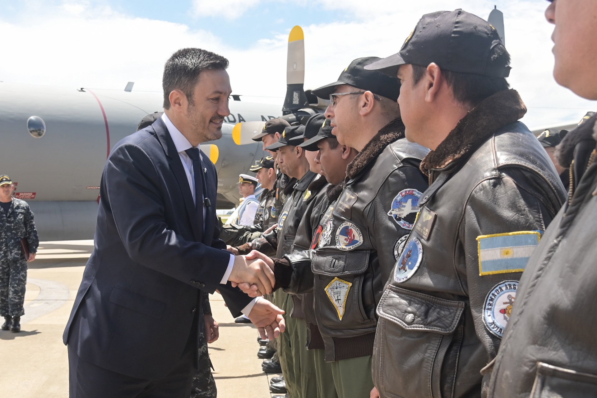 Entre una abogada y un militar se define la sucesión de Petri en Defensa