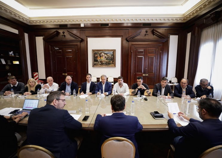 Kicillof apuesta al leasing para financiar equipamiento para municipios