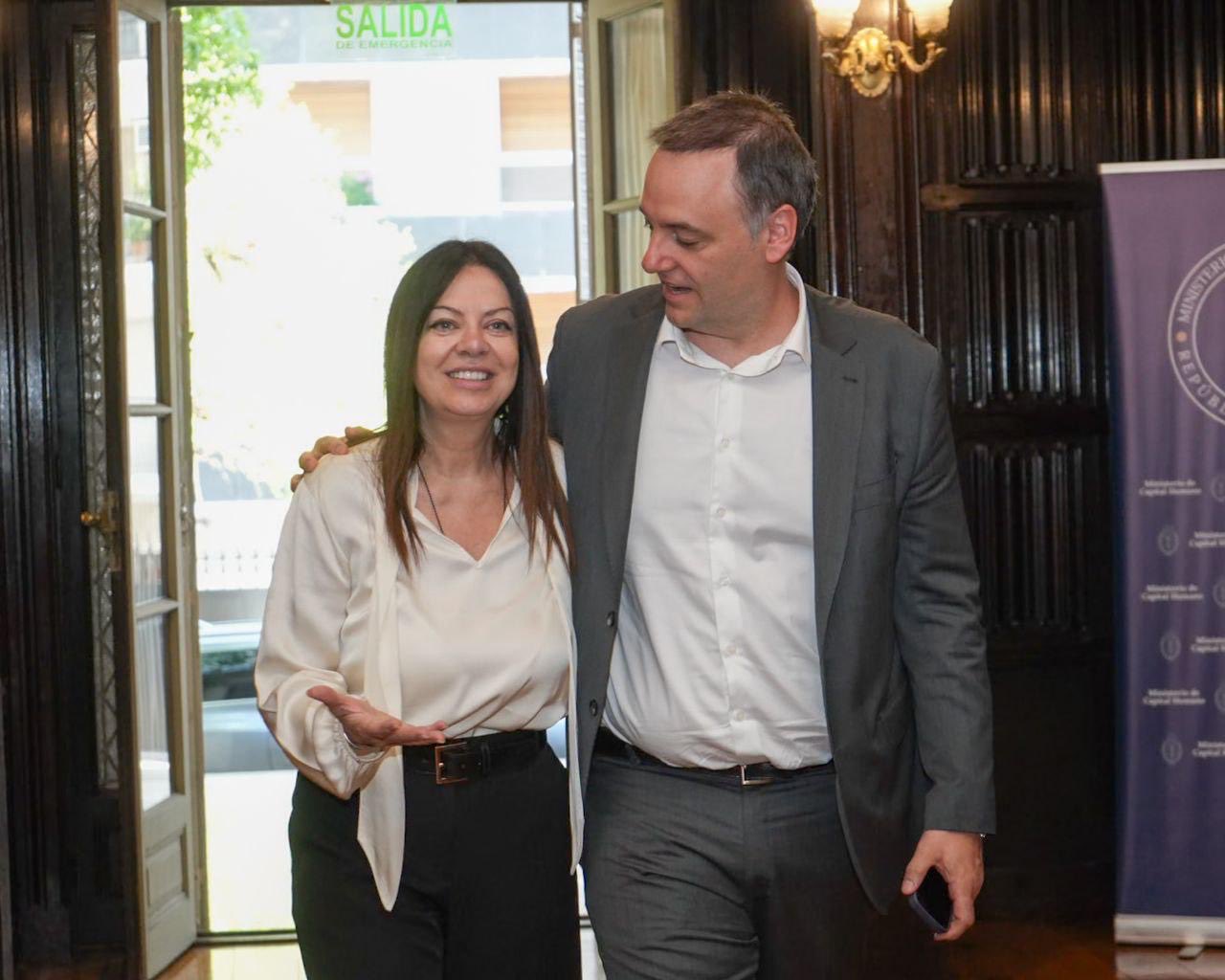 Adorni debuta con foco en la comunicación interna