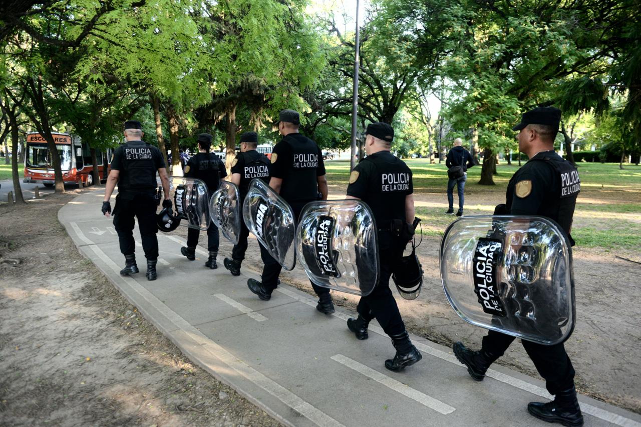 La Ciudad desalojó a 150 manteros que ocupaban el Parque Mugica