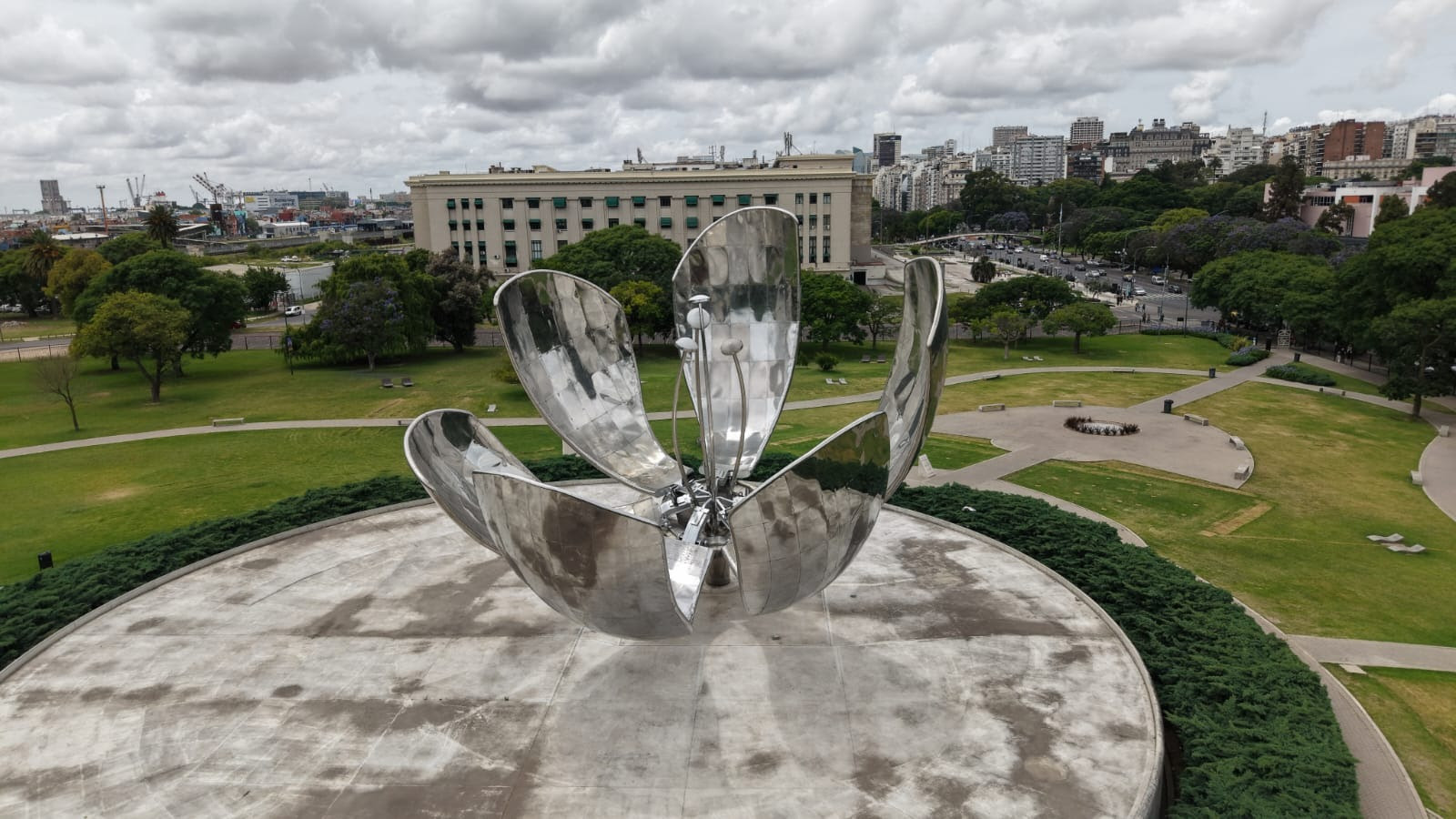 La Floralis Genérica vuelve a brillar y se celebra con una gran fiesta