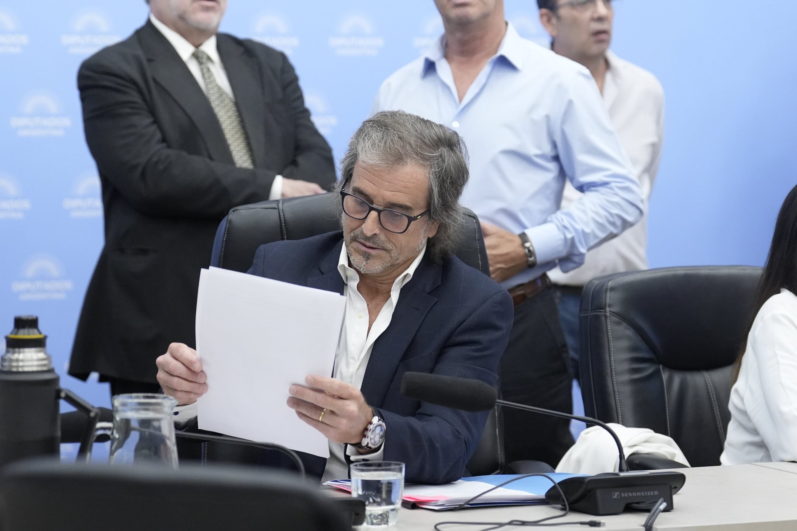Presupuesto: LLA logró dictamen con recortes a salud, educación y discapacidad
