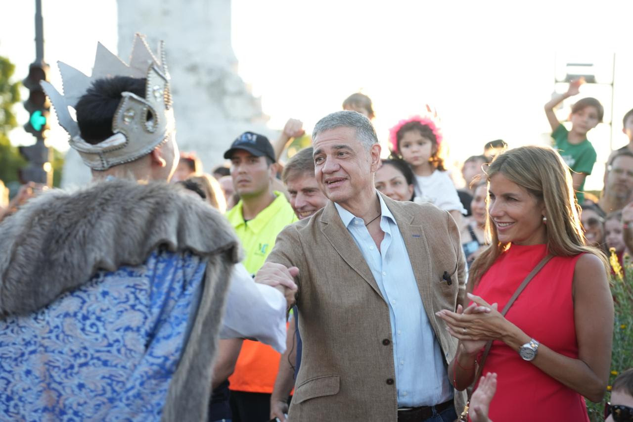 La Ciudad vive la Navidad y Papá Noel se sumó al festejo del Desfile Mágico